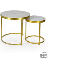Ensemble de table d'appoint en marbre blanc moderne de classe mondiale avec emboîtement en or Ensemble de 2 dessus de table en marbre avec métal doré