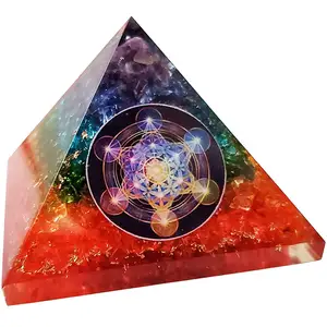 דקורטיבי Orgonite פירמידות עם שבעה צ 'אקרה שבבי בתוך עם מטטרון מדבקת לריפוי מהודו