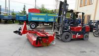 Nouvelle balayeuse routière montée sur chariot élévateur Sayginlar rouge avec moteur, capacité de 205 cm, balai en plastique, système de pompe à eau, brosse rotative