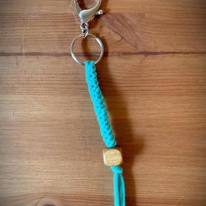 พวงกุญแจมาคราเม่ถักมืออย่างสวยงาม - Product Image 1
