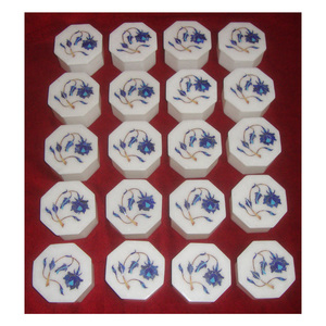 Belle boîte à bagues de petite taille en marbre blanc avec incrustation de lapis-lazuli bleu - Product Image 1