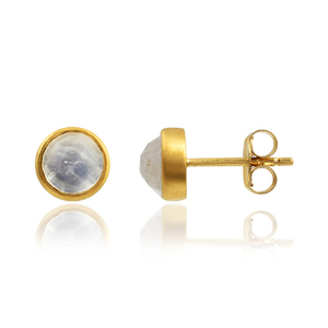 Pendientes simples de Plata de Ley 925, acabado mate chapado en oro con ajuste de bisel de piedra lunar arcoíris para regalo de fiesta de boda - Product Image 1