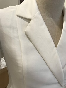 Commande en gros OEM ODM Service une ligne Design poches latérales col rabattu couleur blanche robe de bureau pour femmes - Product Image 3