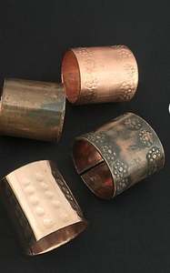 Anneaux de serviette en métal avec finition marron et or Parfait pour les mariages et la vaisselle d'hôtel Accessoire élégant - Product Image 6