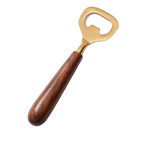 Abrebotellas moderno con mango de madera y abridor chapado en oro Accesorio de barman de calidad premium Diseño elegante y duradero - Product Image 1