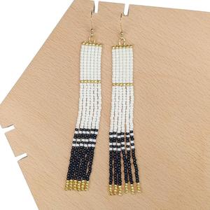   แฮนด์เมดเมจิกไวท์-แบล็ค - ต่างหูพู่ยาวประดับลูกปัด - Product Image 1