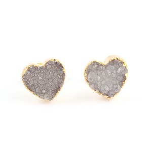 Pendientes de corazón con drusa de azúcar gris natural, chapados en oro, pequeños pendientes de corazón con cierre de rosca para mujer - Product Image 1