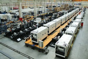 คัมมินส์เครื่องยนต์900 kVA ชุดเครื่องกำเนิดไฟฟ้าดีเซลแบบปรับแต่งได้หลังคากันเสียงพร้อมอุปกรณ์เสริมเครื่องกำเนิดไฟฟ้ายี่ห้อ