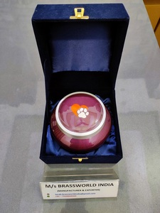 Urne américaine en aluminium peinte à la main en orange avec cœur pour la crémation des animaux de compagnie adultes Brassworld India Funeral Supplies - Product Image 2