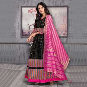 Vestido largo de tela de seda de tafetán, color negro con mangas de tres cuartos y patrón tejido zari con tuslle de lujo dupatta de bajo ritmo - Product Image 6