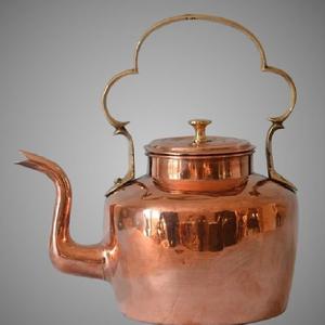 Bouilloire moderne en cuivre au design élégant avec longue poignée, parfaite pour la cuisine domestique et le service de thé au restaurant - Product Image 2