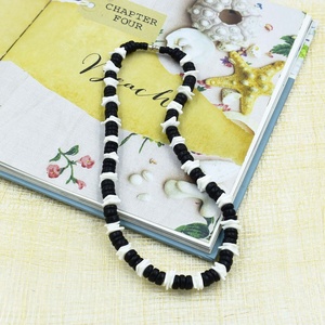 Collana con Perline di Cocco da 8mm, Collana Ispirata agli Surfisti Hawaiani, Collana Combinata con Conchiglie Puka - Product Image 5