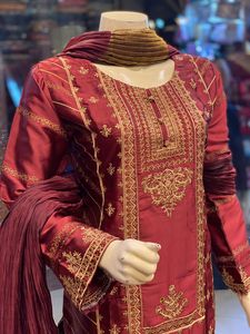 Costumes en soie brodés prêts à l'emploi pour femmes de créateur Style pakistanais Matériel de pelouse Salwar Kameez Prêt à porter pour les fêtes - Product Image 4