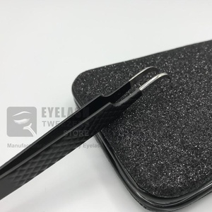 แหนบหนีบขนตาจับเพชรสแตนเลสแบบญี่ปุ่นแข็งแรงโค้งสีดำด้าน - Product Image 2