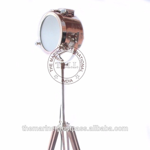 Foco de suelo de aspecto auténtico con trípode ajustable, reflector cromado náutico con soporte de madera - Product Image 2