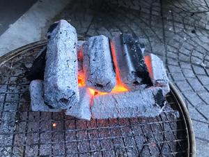 Charbon de bois pour bbq et grill, à charbon de bois naturel, combustion à longue durée, cendré blanc en promotion - Product Image 5