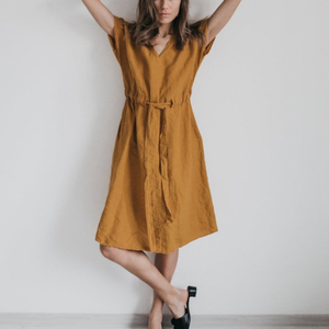 Robe en lin pour femme, tendance, dernier design, couleur dorée, tissu crêpe, manches courtes, col en V, longueur genou. - Product Image 1