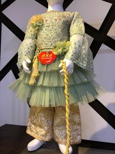 Tenue élégante à clapet doré pour nouveau-nés Robe de soirée en tissu satiné à la mode pour le printemps Nouvelle collection - Product Image 4