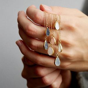 สร้อยคอจี้ดรูซี่ลูกแพร์สีชมพูสีขาวสีดำธรรมชาติจากผู้ผลิตขายส่งโรงงานราคาปกติ - Product Image 2