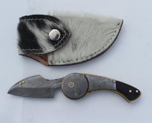 Cuchillo plegable de acero de Damasco personalizado hecho a mano, grado DIY con funda de cuero fino, compatible con OEM - Product Image 1