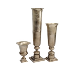 Ensemble de trois vases à fleurs en métal nickelé porte-fleurs de créateur fait à la main de qualité supérieure - Product Image 4