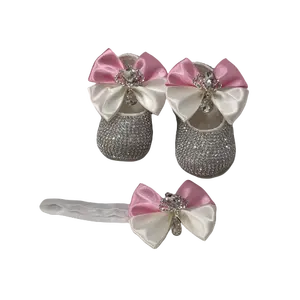 Desainer Pesta Ulang Tahun Grosir Kustom Mewah Modern Baru Lahir Desain Baru Kualitas Tinggi Pink Putih Sepatu Mengkilap dan Pita Rambut