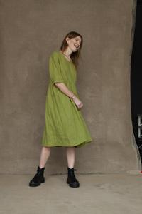 Robe d'été formelle plissée pour femme, vert clair, col en V, manches courtes, en lin, longueur genou, coupe trapèze, ajustement régulier, ourlet à volants, respirante - Product Image 2