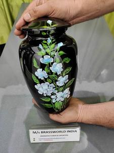 Urna de cremación Floral blanca de aluminio, suministros funerarios de gracia y misericordia pintados a mano por Brassworld India - Product Image 3