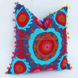 Nouvelle housse de coussin lavable et confortable avec broderie traditionnelle indienne Suzani personnalisée, style tendance - Product Image 1