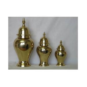 Urnas de latón de calidad superior Urnas de cremación de latón con acabado dorado brillante hechas a mano a precio mayorista barato - Product Image 1