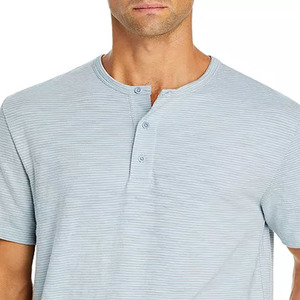 Camiseta Henley de verano OEM Premium en blanco, color azul claro, para hombre, personalizada con impresión de logotipo. - Product Image 2