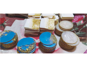 ที่รองแก้วเรซินสีทองประดับมุกสีขาวแผ่นรองแก้วออกแบบคลาสสิกแบบทำมือกันความร้อนขอบทองใช้ในเชิงพาณิชย์สำหรับร้านอาหารโรงแรม - Product Image 1