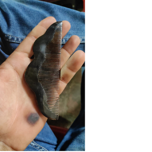 Peignes en corne de buffle de style ange sculpté sur mesure produit de beauté naturel avec un haut savoir-faire - Product Image 1