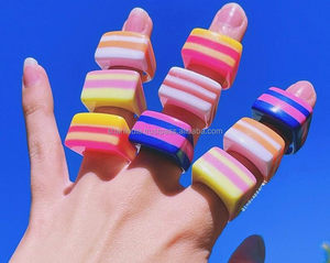 Anillos de Moda Hechos a Mano con Efecto Mármol Multicolor en Acrílico Lucite para Fiestas y Playa - Product Image 3