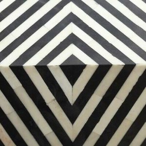 Mesita de noche hecha a mano de la mejor calidad, con incrustaciones de hueso hexagonal a rayas blancas y negras, hecha de madera para decoración de la India - Product Image 3