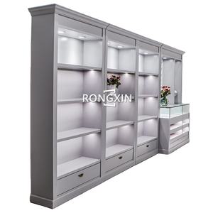 Estante de Exhibición con Panel Trasero de MDF Gris, Muebles con Estantes de Exhibición LED, Estante de Exhibición de Pared Personalizado para Boutique con Cajones - Product Image 1