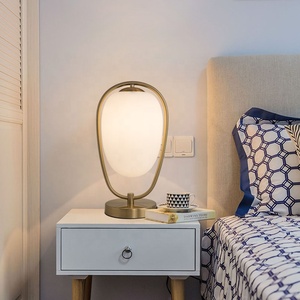 Lampe de table Simig Lighting, style nordique, abat-jour en verre, dorée, créative, post-moderne, lampe de bureau de luxe pour hôtel - Product Image 3