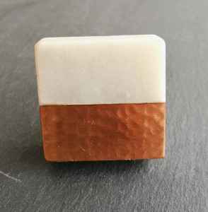 Manijas y Perillas de Puerta Rectangulares Modernas de Resina y Latón de Alta Calidad para Armarios de Cocina y Cajones - Hechas a Mano - Product Image 3