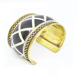 2025 nueva moda mujer brillante chapado en oro ancho brazalete grande rústico rojo viernes boda fiesta latón puños - Product Image 3