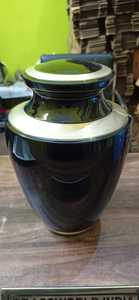 Urna de cremación de latón negro de Brassworld India con suministros funerarios de grabado de línea dorada ancha - Product Image 2