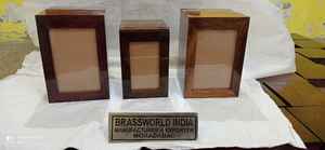 โกศบรรจุอัฐิทองเหลืองทรงกล่องไม้ สไตล์อเมริกัน อุปกรณ์งานศพโดยบรัสเวิลด์ อินเดีย - Product Image 3