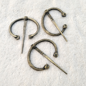 Broche en cuivre forgé unique en forme de fer à cheval viking artisanal pour ceinture pour femmes, broche en bronze de Finlande - Product Image 1