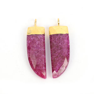 Pendentif plat vintage plaqué or plaqué à facettes teintées en rubis corne arc-en-ciel en forme de pointe fêtes en pierres précieuses - Product Image 3