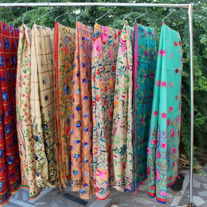 Dupatta Phulkari brodée à la main, douce, vintage, lourde - Product Image 1