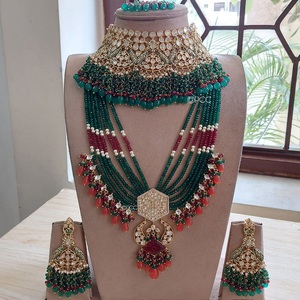 ชุดสร้อยคอแบบหนักสีเขียวประดับเพชรคันดัน พร้อมต่างหูและมงกุฎ  แบรนด์ M Creation - Product Image 1