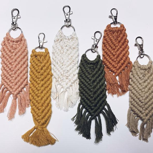 พวงกุญแจมาคราเม่สีสันสดใส แฮนด์เมดแห่งความสุข - Product Image 1