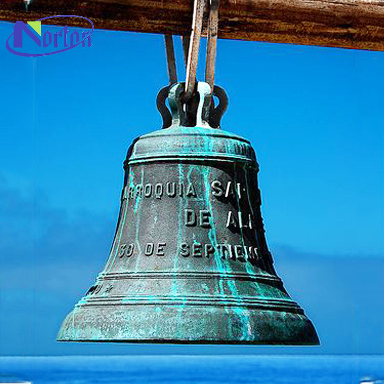 彫刻されたテキストテンプルブロンズベルと大きな金属真鍮の鐘を