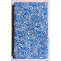 Tissu en coton imprimé à la main par des artisans indiens, fabriqué à partir de blocs de bois, pour la confection de vêtements et d'accessoires d'ameublement.