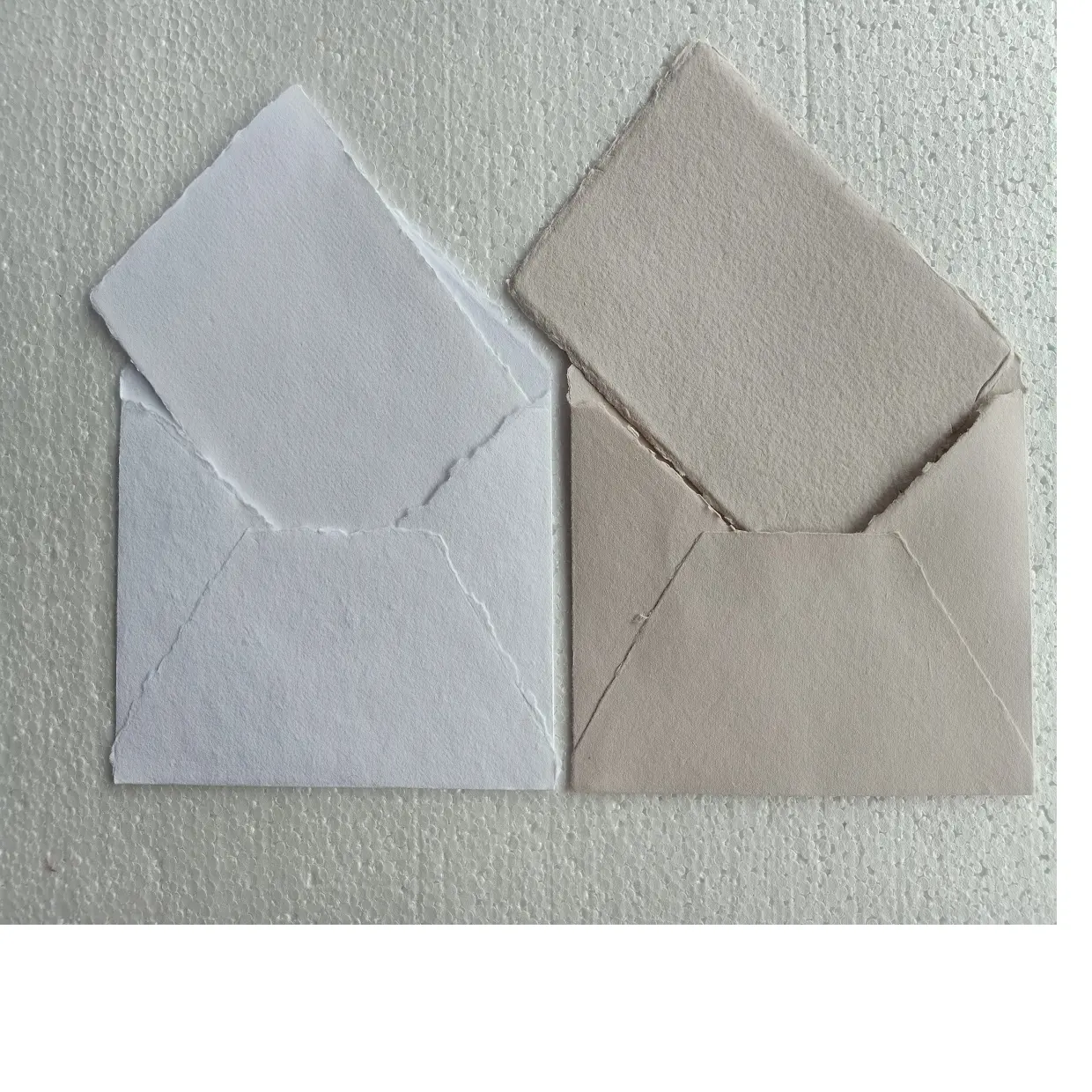 Set di carte e buste con bordi a ponte su misura in colori bianco e beige adatto per designer di articoli di cancelleria per matrimoni