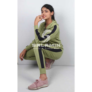 Conjunto Deportivo de Invierno para Mujer con Capucha y Logotipo Personalizado, Pantalones de Dos Piezas con Bolsillos - Product Image 4